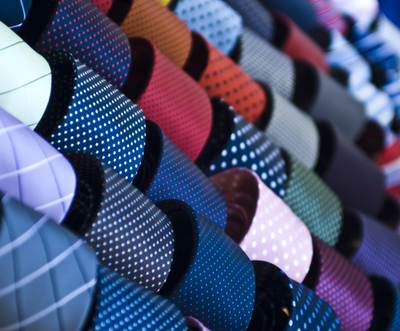 Farbenfrohe italienische Krawatten in weicher Fokus