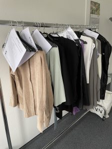Kleidung auf Kleiderständer