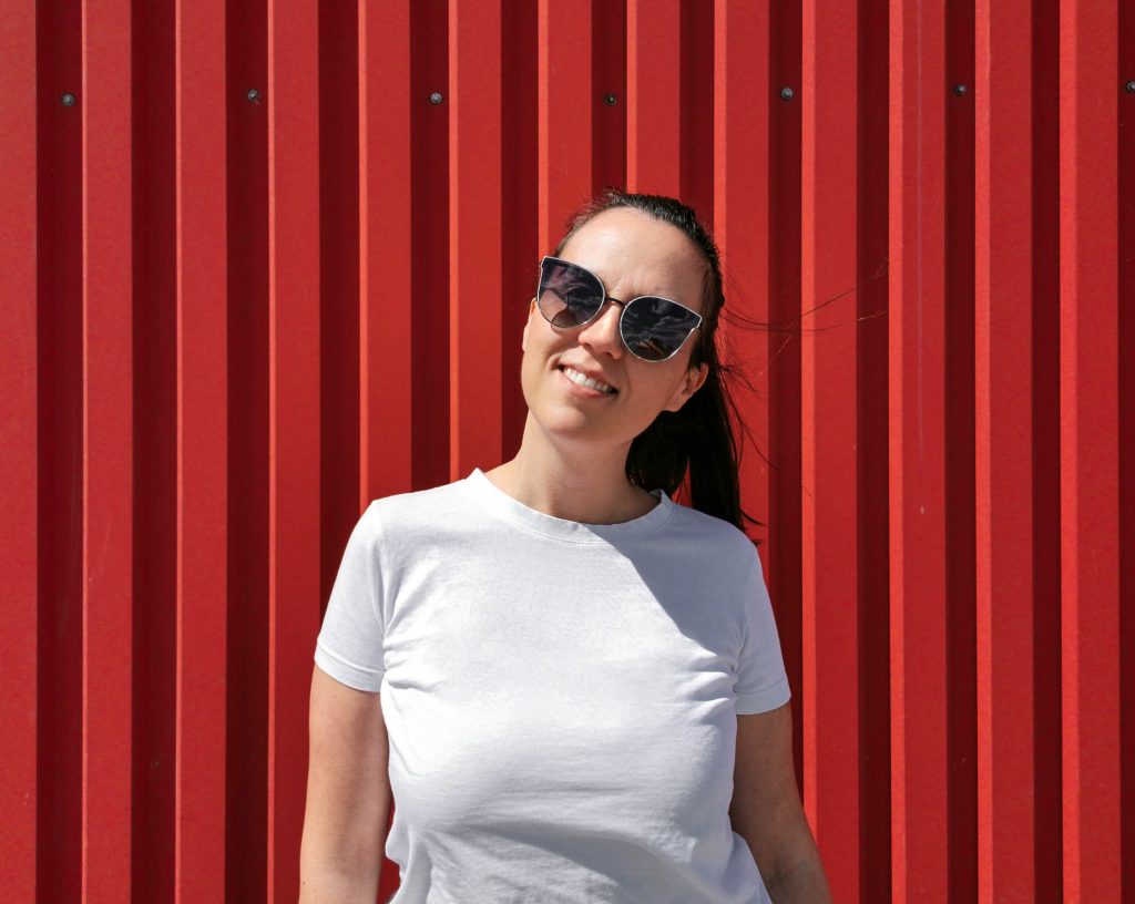 weißes T-Shirt mit Sonnenbrille