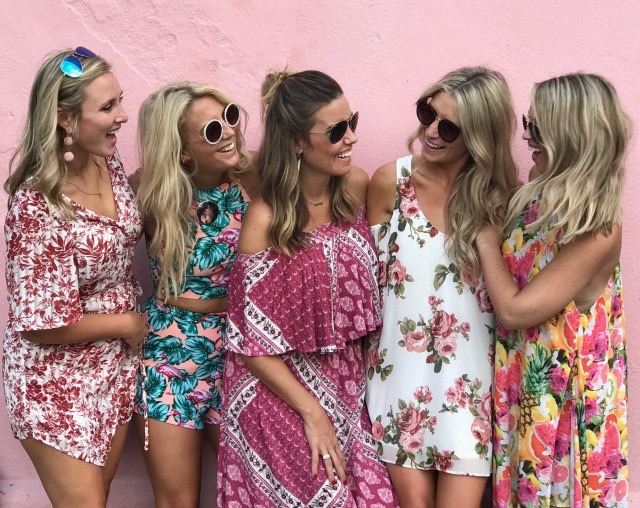 Frauen mit verschiedenen Blumenprint-Kleidern