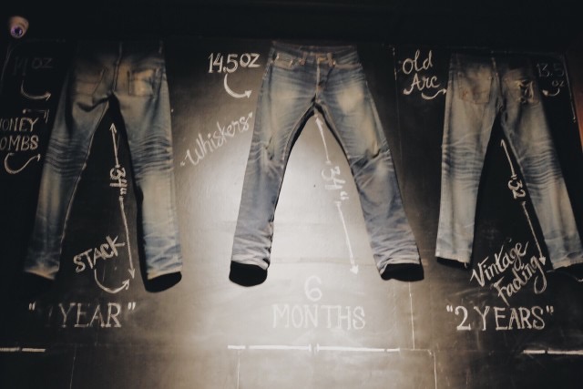 Jeans in verschiedenen Längen und Weiten