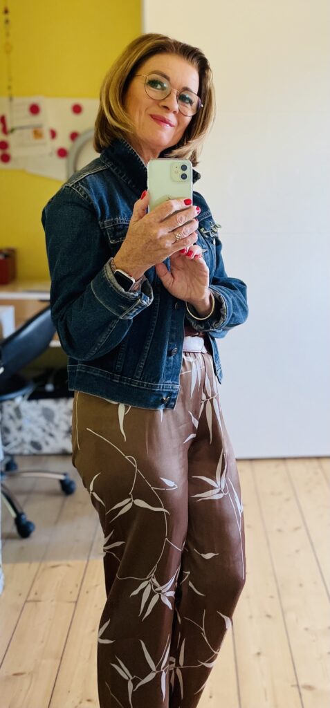 Jeansjacke mit Seidenhose_Business-Style