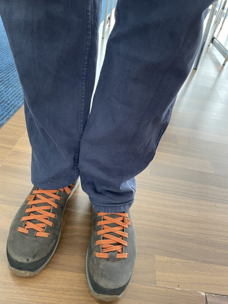 Herren-Jeans zu lang mit Sneakers