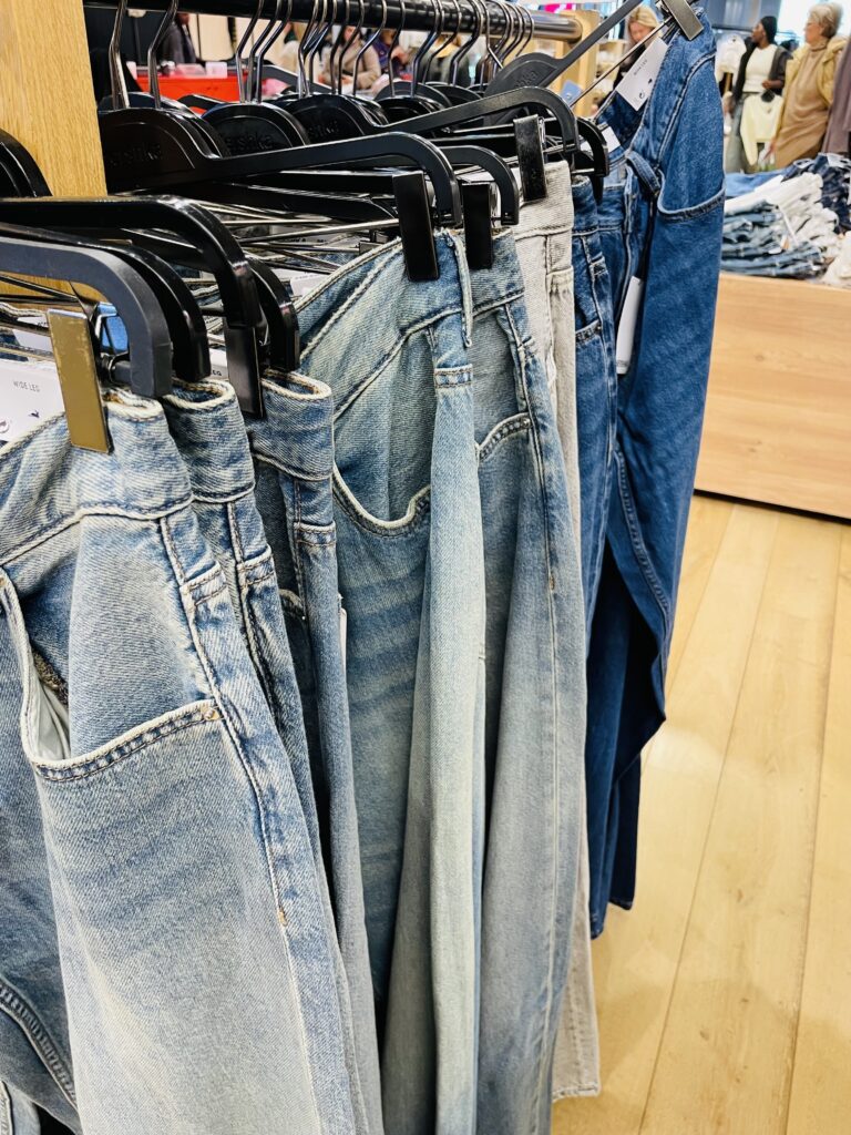 Jeanshosen im Laden_Genderneutrale Kleidung