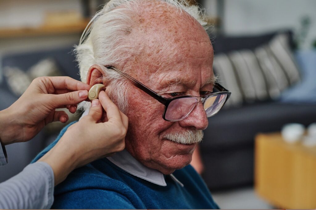 Hörgeräteakustiker_älterer Mann