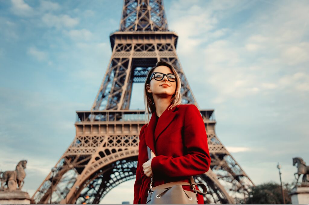 French-Style: Pariser Chic mit Tasche und Brille