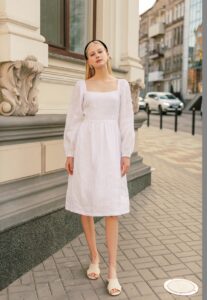 French-Style: Pariser Chic_Frau im weißen Kleid